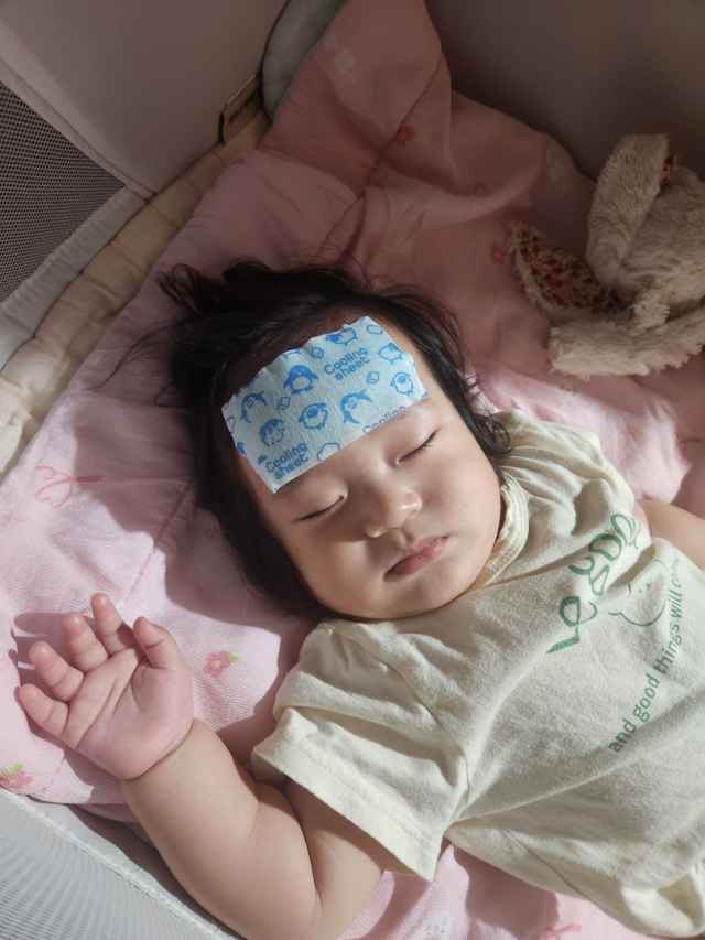 한 아기가 신신제약의 ‘쿨링시트’를 부착하고 있다. 사진 제공=신신제약