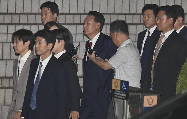 12·3 비상계엄과 관련해 특검의 수사를 받는 윤석열 전 대통령이 7월9일 서울 서초구 서울중앙지법에서 열린 구속 전 피의자 심문(영장실질심사)이 끝난 뒤 법원을 떠나고 있다. ⓒ사진공동취재단