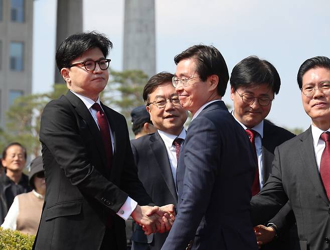 한동훈 국민의힘 전 대표가 지난 4월10일 서울 여의도 국회 분수대 앞에서 대선 출마 선언을 마치고 조경태 의원과 악수하고 있다. ⓒ연합뉴스