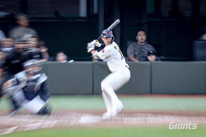 롯데 전민재가 8일 사직구장에서 열린 두산과 홈경기 도중 타격 자세를 취하고 있다. 사진제공｜롯데 자이언츠