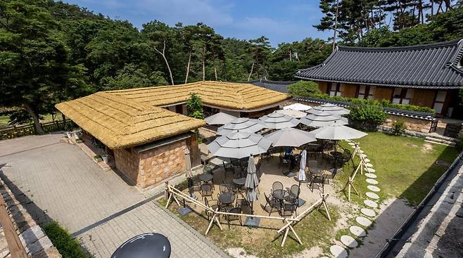 진관사 입구에 있는 전통찻집 연지원.  진관사의 명물인 극락교 경치를 감상하기 가장 좋은 위치다     사진제공｜서울관광재단