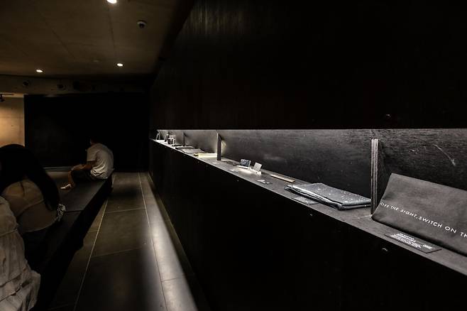 ‘어둠속의 대화’ 굿즈.      전시는 ‘회상기억 그리고 추억의 전람’을 주제로, 소리와 감각을 매개로 한 개인의 기억을 이끌어내도록 구성되어 있다                          사진제공｜서울관광재단