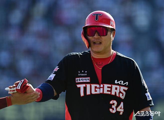 KIA 최형우가 9일 햄스트링 부종 진단을 받아 전반기를 다소 일찍 마쳤다. 큰 부상은 아니기에 올스타 휴식기 동안 치료에 집중한 뒤 후반기에 곧바로 출격할 예정이다. 스포츠동아DB