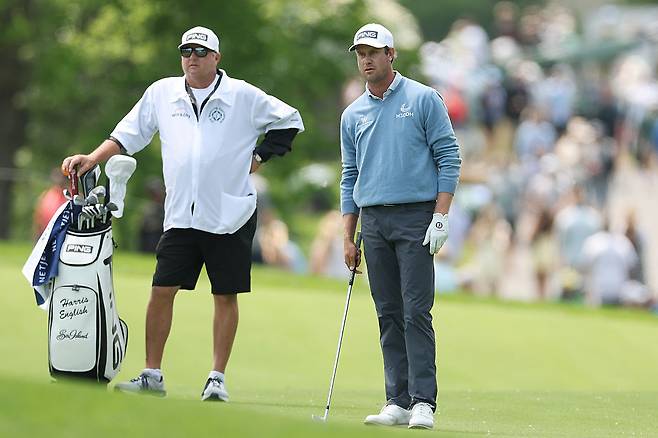 해리스 잉글리시(오른쪽)의 캐디 에릭 라손(왼쪽)이 영국 입국 허가를 받지 못해  스코티시 오픈과 디 오픈에 선수와 동행할 수 없게 됐다. 지난 5월 메모리얼 토너먼트에서 경기중인 잉글리시와 라슨. ｜게티이미지