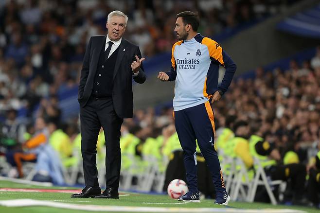 레알 마드리드 시절 아버지와 대화를 나누는 다비데 안첼로티.  게티이미지코리아