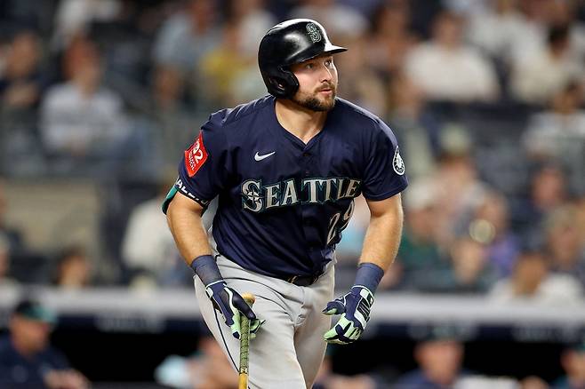 시애틀 칼 롤리가 9일 뉴욕 양키스전에서 8회초 투런 홈런을 날리고 있다. AFP연합뉴스