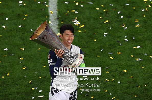 ▲ 영국 매체 '팀토크'는 9일(한국시간) "사우디아라비아 다수의 구단은 토트넘 홋스퍼의 주장 손흥민에게 연봉 3,000만 유로(약 483억 원)를 제안했다. 만약 손흥민이 이 제안을 받아들인다면, 그는 3년 총액 9,000만 유로(약 1,450억 원)의 연봉을 받게 된다"라고 전했다.