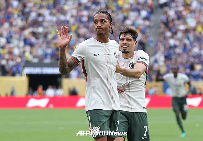 첼시 공격수 주앙 페드루가 9일(한국시간) 미국 뉴저지주 이스트 러더퍼드의 메트라이프 스타디움에서 열린 2025 국제축구연맹(FIFA) 클럽 월드컵 준결승 플루미넨시전에서 골을 터뜨린 뒤 친정팀 예우 차원에서 세리머니를 자제하고 있다. /AFPBBNews=뉴스1