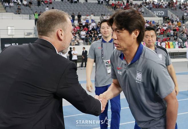2025 동아시아축구연맹(EAFF) E-1 풋볼 챔피언십(동아시안컵) 한국-중국전이 7일 경기도  용인미르스타디움에서 열렸다.  한국 홍명보 감독이 경기 전 중국 데얀 주르예비치 감독과 인사하고 있다. /사진=김진경 대기자