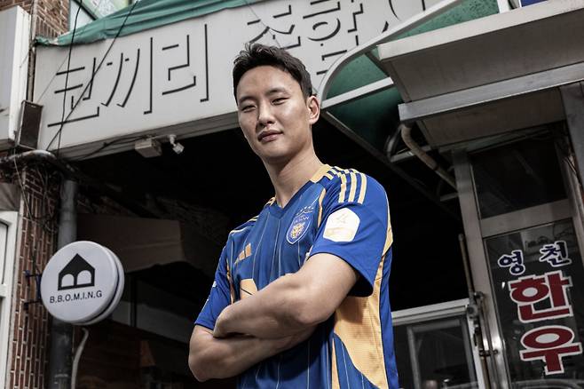 울산광역시 북구 소재 코끼리 종합 시장에서 울산HD 입단 오피셜 사진을 찍은 정승현.