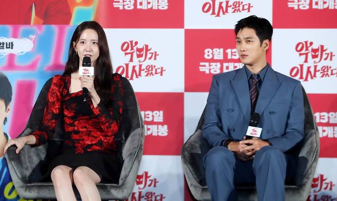 [서울=뉴시스] 김혜진 기자 = 배우 임윤아(왼쪽)가 9일 오전 서울 용산구 CGV용산아이파크몰에서 열린 영화 '악마가 이사왔다'(감독 이상근) 제작보고회에서 취재진의 질문에 답하고 있다. 2025.07.09. jini@newsis.com /사진=김혜진