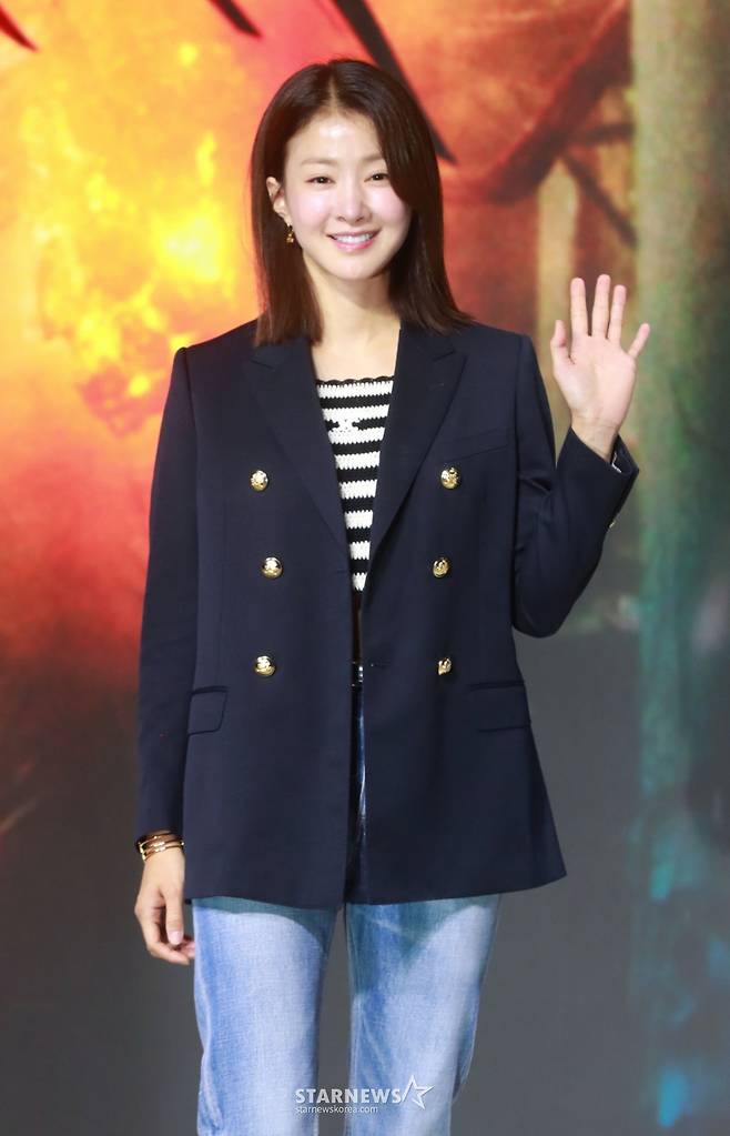 배우 이시영이 17일 오전 서울 JW 메리어트 동대문 스퀘어에서 진행된 넷플릭스 오리지널 시리즈 '스위트홈' 시즌3 제작발표회에 참석해 포즈를 취하고 있다.  괴물화의 끝이자 신인류의 시작을 비로소 맞이하게 된 세상, 괴물과 인간의 모호한 경계 사이에서 선택의 기로에 놓인 이들의 더 처절하고 절박해진 사투를 그린 넷플릭스 시리즈 '스위트홈' 시즌3은 오는 19일 공개된다. /2024.07.17 /사진=이동훈