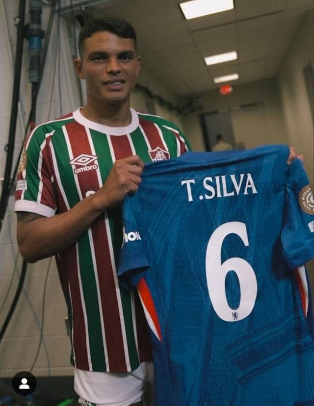 첼시 유니폼을 선물 받은 티아구 실바. /사진=첼시 SNS