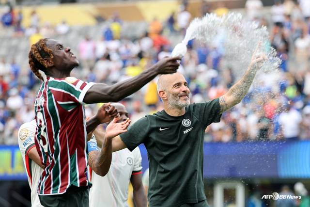 티아구 실바와 유니폼을 교환한 트레보 찰로바(왼쪽). /AFPBBNews=뉴스1