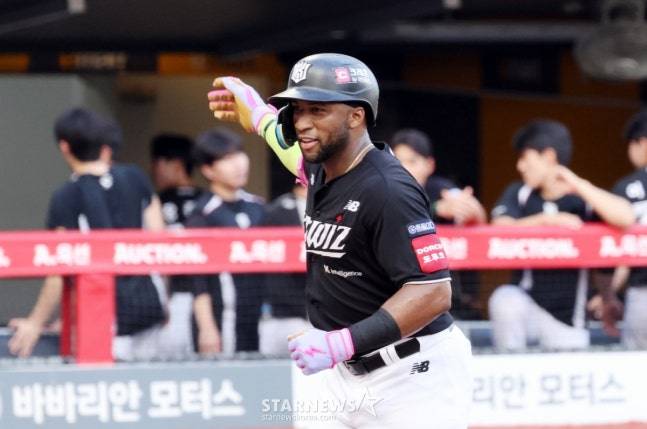 로하스가 2회초 홈런을 날리고 기뻐하고 있다. /사진=강영조 선임기자