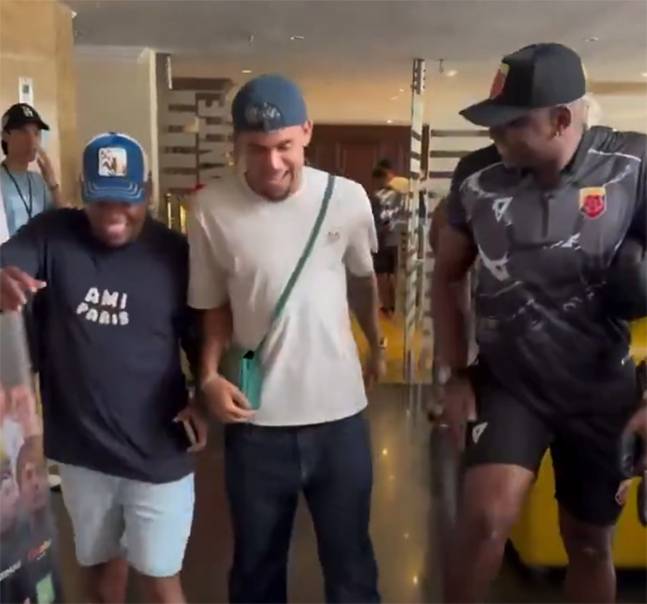 세상을 떠난 리버풀 디오구 조타 장례식에 불참하고 콜롬비아 인플루언서 행사에 참석해 춤을 추고 있는 루이스 디아스(가운데). /사진=스포르트 SNS 캡처