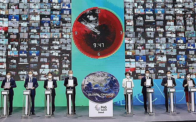 지난 2021년 전국 243개 지자체들은 온·오프라인으로 '2050 탄소중립 선언' 퍼포먼스에 참여했다.[사진｜뉴시스]