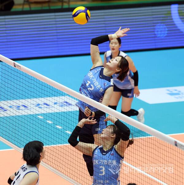 IBK기업은행 김채연이 속공 공격을 하는 모습.