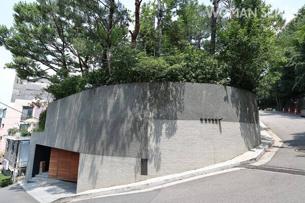 정몽구 명예회장의 둘째딸 정명이 현대커머셜 사장은 남편 정태영 현대카드 부회장이 주차장을 증축한 단독주택에서 남편과 함께 살고 있다. 사진=임준선 기자(이오이미지)