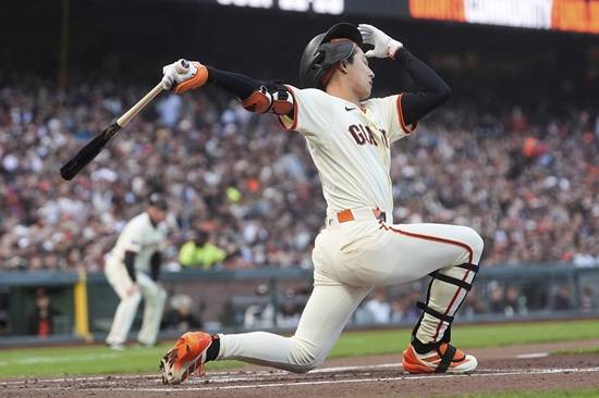 샌프란시스코 자이언츠 외야수 이정후가 최근 2경기 연속 안타 행진에도 9일 경기 7번 타자 중견수로 선발 출격한다. 이정후는 개인 통산 6타수 1안타 2삼진을 기록한 필라델피아 필리스 우완 선발 투수 타이후안 워커와 맞붙어 3경기 연속 안타에 도전한다. 연합뉴스