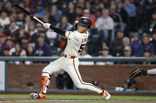 샌프란시스코 자이언츠 외야수 이정후가 최근 2경기 연속 안타 행진에도 9일 경기 7번 타자 중견수로 선발 출격한다. 이정후는 개인 통산 6타수 1안타 2삼진을 기록한 필라델피아 필리스 우완 선발 투수 타이후안 워커와 맞붙어 3경기 연속 안타에 도전한다. 연합뉴스