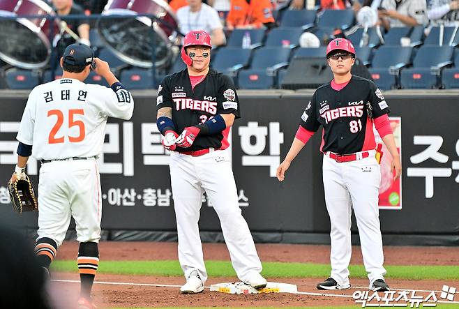 8일 오후 대전 한화생명 볼파크에서 열린 '2025 신한 SOL Bank KBO리그' KIA 타이거즈와 한화 이글스의 경기, 3회초 1사 2,3루 KIA 최형우가 부상으로 인해 교체되고 있다. 대전, 김한준 기자