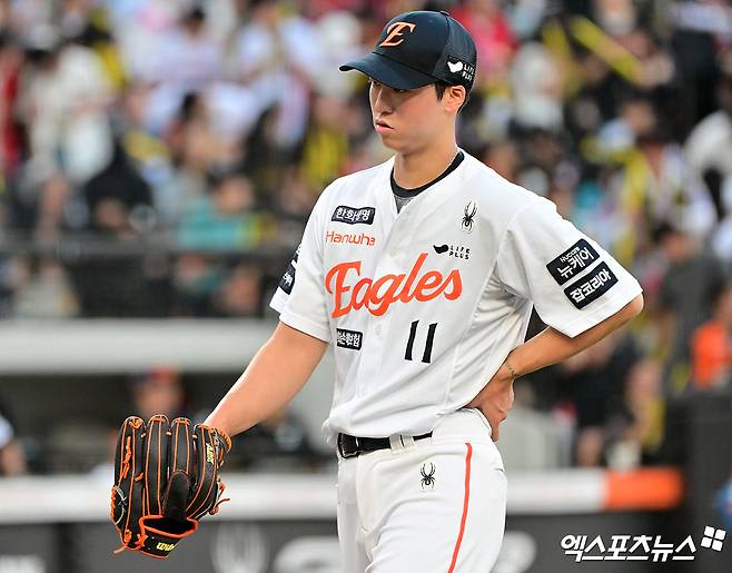 9일 오후 대전 한화생명 볼파크에서 열린 '2025 신한 SOL Bank KBO리그' KIA 타이거즈와 한화 이글스의 경기, 2회초 수비를 마친 한화 엄상백이 더그아웃으로 향하고 있다. 대전, 김한준 기자