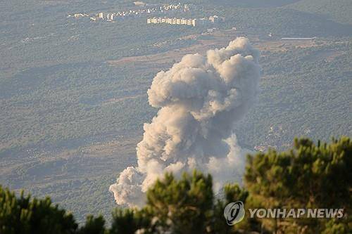 지난 3일(현지시간) 이스라엘군의 공습으로 연기 피어오르는 레바논 남부 지역 [AFP 연합뉴스 자료사진. 재판매 및 DB 금지]