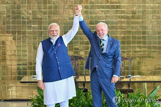 8일(현지시간) 정상회담을 가진 모디 인도 총리(왼쪽)와 룰라 브라질 대통령 [브라질리아 AFP=연합뉴스. 재판매 및 DB 금지]