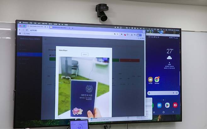 해커가 피해자 휴대전화 카메라 화면을 훔쳐보는 모습 [토스 제공. 재판매 및 DB 금지]