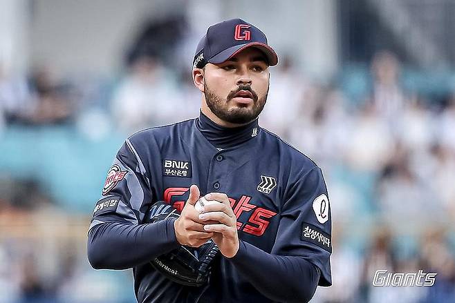 롯데 새 외국인 투수 알렉 감보아 (서울=연합뉴스) 롯데 자이언츠 새 외국인 투수 알렉 감보아가 27일 대구삼성라이온즈파크에서 열린 2025 프로야구 삼성 라이온즈와 방문 경기에서 호흡을 다듬고 있다. 2025.5.27 [롯데 자이언츠 제공. 재배포 및 DB 금지] photo@yna.co.kr