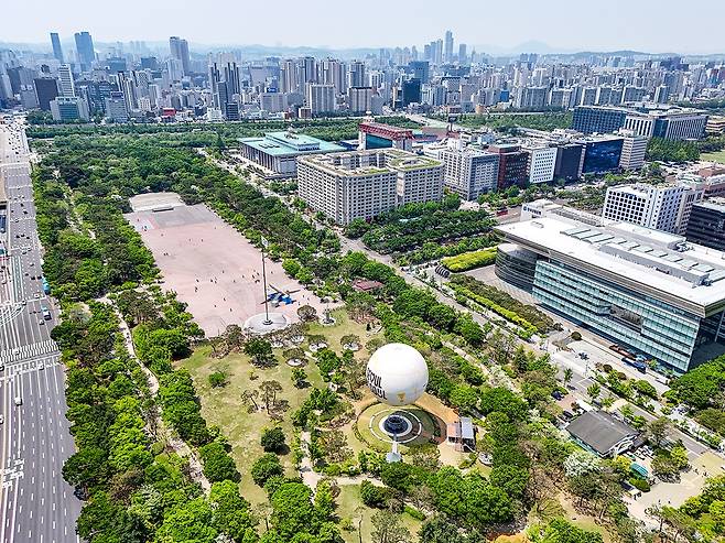 계류식 가스 기구인 '서울달'과 여의도공원 [사진/임헌정 기자]