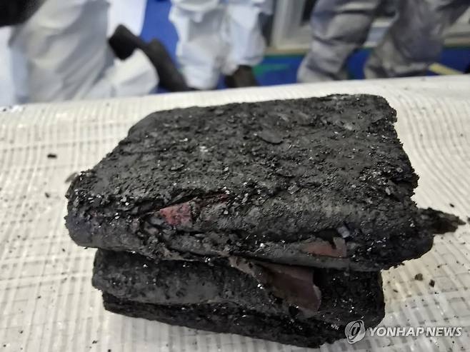 항철위, 에어부산 사고조사 현황 발표 (서울=연합뉴스) 항공기 좌석 바닥에서 발견된 보조배터리. 2025.3.14 [국토교통부 제공. 재판매 및 DB 금지] photo@yna.co.kr