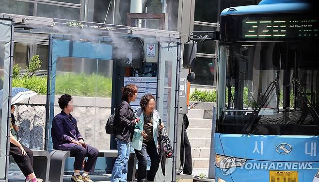 쿨링포그 작동하는 강릉 시내버스 정류장 [연합뉴스 자료사진]