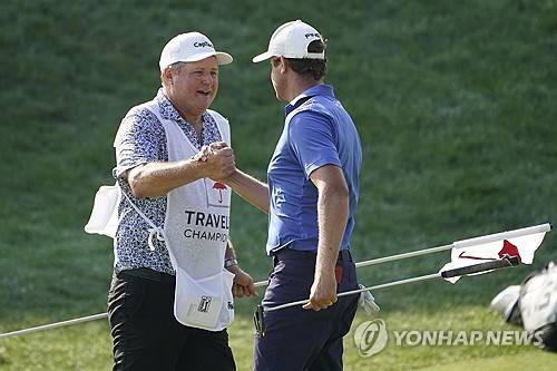 경기를 마치고 잉글리시와 악수하는 라슨. [AP=연합뉴스]