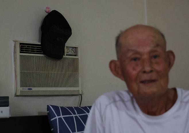 작동되지 않는 에어컨과 김광수씨 [이성민 촬영]