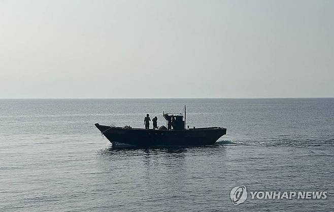 북으로 돌아가는 북한 주민 선박 (서울=연합뉴스) 북한 주민들은 태운 선박이 9일 동해상에서 이동하고 있다. 
    정부는 지난 3월과 5월에 각각 서해와 동해 북방한계선(NLL) 이남에서 구조한 북한 주민 6명을 9일 동해상에서 송환했다고 밝혔다.
    통일부에 따르면 북한 주민들을 태운 선박은 오전 8시 56분께 동해 NLL을 넘었고, 9시 24분께 북한 경비정과 만났다.   2025.7.9  [통일부 제공. 재판매 및 DB 금지] photo@yna.co.kr