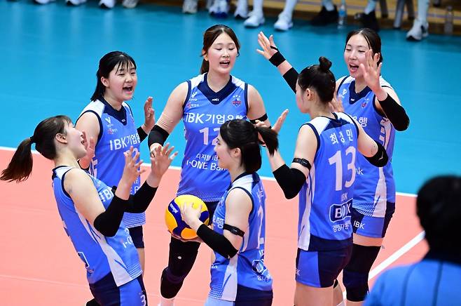 득점 후 기뻐하는 기업은행 선수들 [한국배구연맹 제공. 재판매 및 DB 금지]