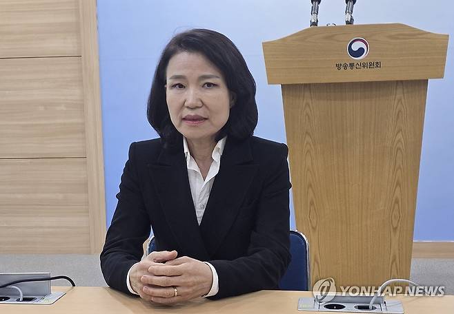 국무회의 배석 제외 관련 입장 밝히는 이진숙 방통위원장 (과천=연합뉴스) 나확진 기자 = 이진숙 방송통신위원장이 9일 경기 과천시 정부과천청사 방송통신위원회에서 국무회의 배석에서 제외된 것과 관련해 "아쉽게 생각한다"면서도 "임기는 내년까지"라며 여권에서 제기되는 사퇴 요구에는 응할 의사가 없음을 밝히고 있다. 2025.7.9 rao@yna.co.kr