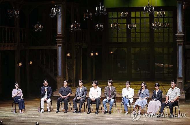 '셰익스피어 인 러브' 기자간담회 개최 (서울=연합뉴스) 이재희 기자 = 송한샘 프로듀서가 9일 서울 서초구 예술의전당 CJ토월극장에서 열린 연극 '셰익스피어 인 러브' 기자간담회에서 인사말을 하고 있다. 이 공연은 9월 14일까지 열린다. 2025.7.9 scape@yna.co.kr