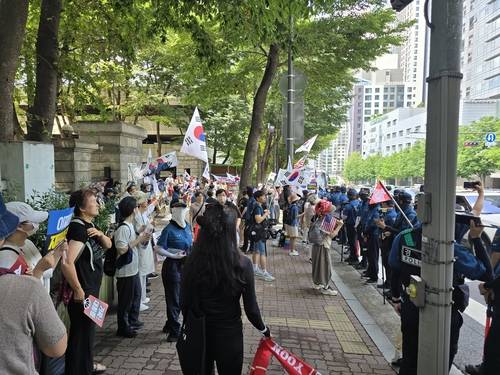 윤석열 전 대통령 사저 아크로비스타 맞은편 인도에 모인 지지자들 [촬영 최원정]