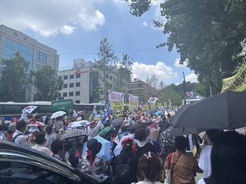 윤석열 전 대통령 영장실질심사가 열리는 서울중앙지방법원 인근에 모인 지지자들 [촬영 조현영]