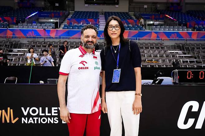 라바리니 폴란드 여자배구 대표팀 감독(왼쪽)과 만난 김연경 [FIVB 홈페이지 캡처. 재판매 및 DB 금지]