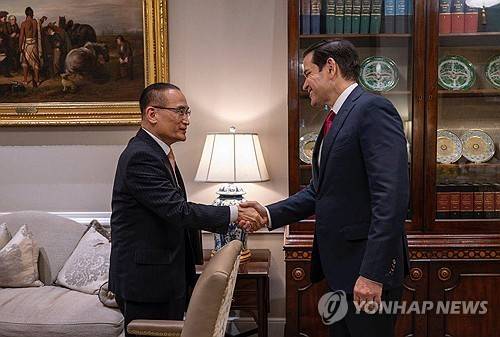 위성락 안보실장, 한미 안보실장 협의 (서울=연합뉴스) 위성락 국가안보실장이 7일(현지시간) 미국 워싱턴 D.C.에서 마르코 루비오 미국 국무장관 겸 국가안보보좌관과 한미 안보실장 협의를 위해 만나 악수하고 있다. 2025.7.8 [대통령실 제공. 재판매 및 DB 금지] photo@yna.co.kr