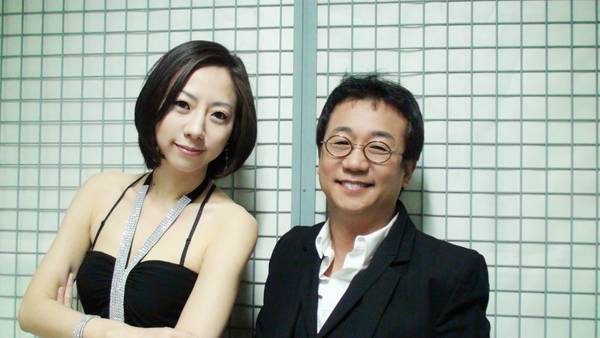 위일청(사진 오른쪽)과 함께 서울패밀리 활동 시절 목비. /가수 목비 제공