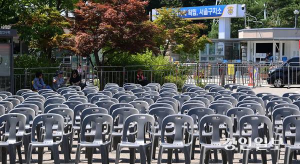 윤석열 전 대통령이 석방 4개월 만에 재구속된 가운데 10일 오후 의왕시 서울구치소 앞에서 열린 구속 반대 집회 현장이 한산한 모습을 보이고 있다. 이날 구속 반대 집회 인원은 2천명으로 신고됐지만, 집회에는 20여명의 지지자만 참석했다. 2025.7.10 /최은성기자 ces7198@kyeongin.com