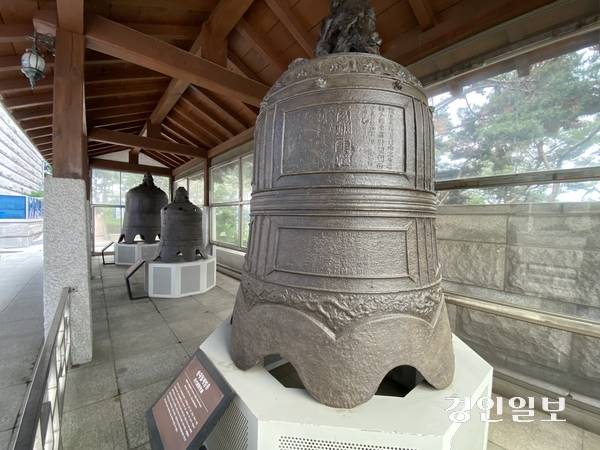 인천시립박물관 야외 전시장에 놓인 송대, 원대, 명대 철제 범종. 시립박물관 기획특별전의 핵심 유물이나, 규모가 워낙 커서 전시장에 들이지 못했다. 2025.7.4 /박경호기자 pkhh@kyeongin.com