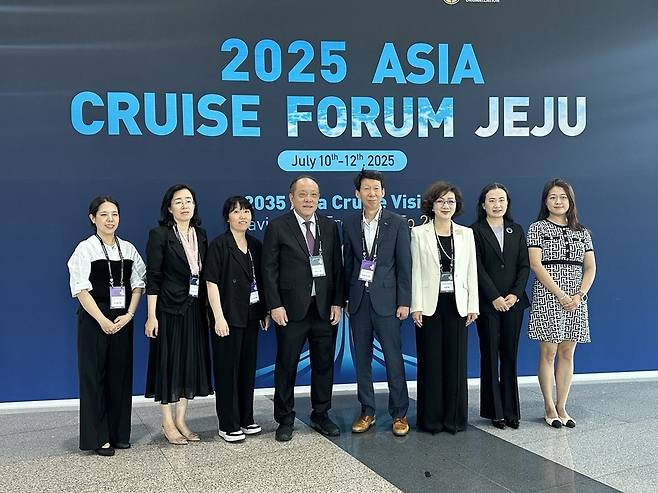 ▲ IPA는 10일 제주국제컨벤션센터에서 열리는 '제12회 제주국제크루즈포럼'에서 김상기 인천항만공사(IPA) 운영부사장과 우쉰펑 대만국제크루즈협회 회장 등 관계자들이 기념촬영을 하고 있다. /사진제공=인천항만공사