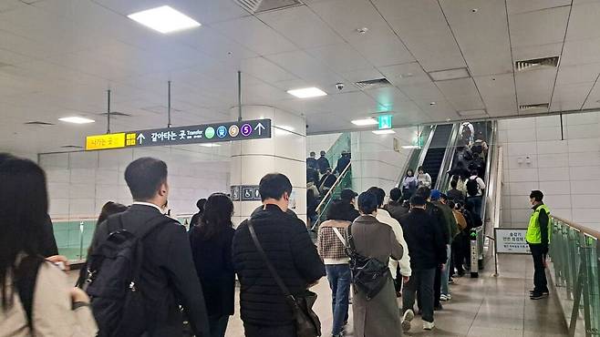 ▲&nbsp;지난 3월 출근 시간대 김포골드라인 열차에서 하차한 승객들이 김포공항역 에스컬레이터에서 줄을 서고 있다./추정현 기자 chu3636@incheonilbo.com