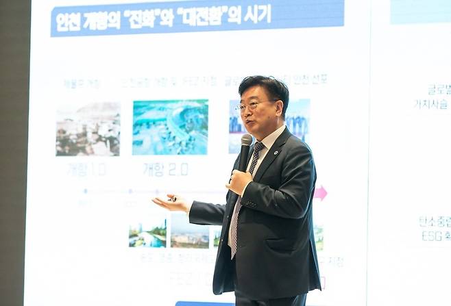 ▲&nbsp;윤원석 인천경제청장이 10일 라마다송도호텔에서 열린 제494회 조찬강연회에 강연자로 나섰다. /사진제공=인천경영포럼